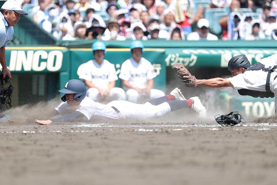ヘッドスライディングで生還を決めた有明の永田晴輝【写真:スポーツ報知/アフロ】