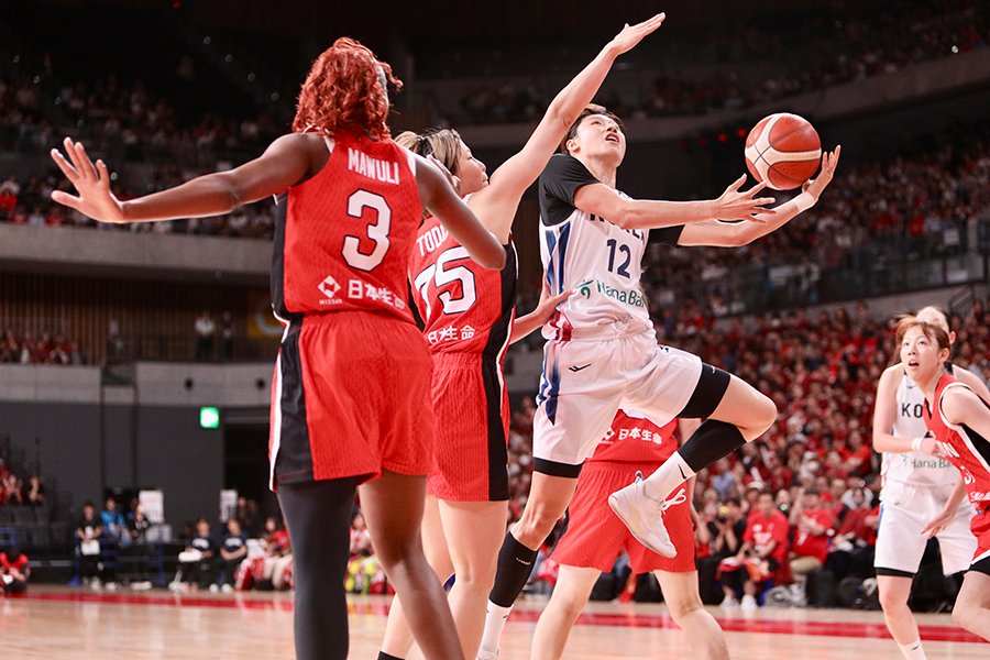 日本の選手と競り合うイ・ヘラン（白12番）【写真：羽鳥慶太】