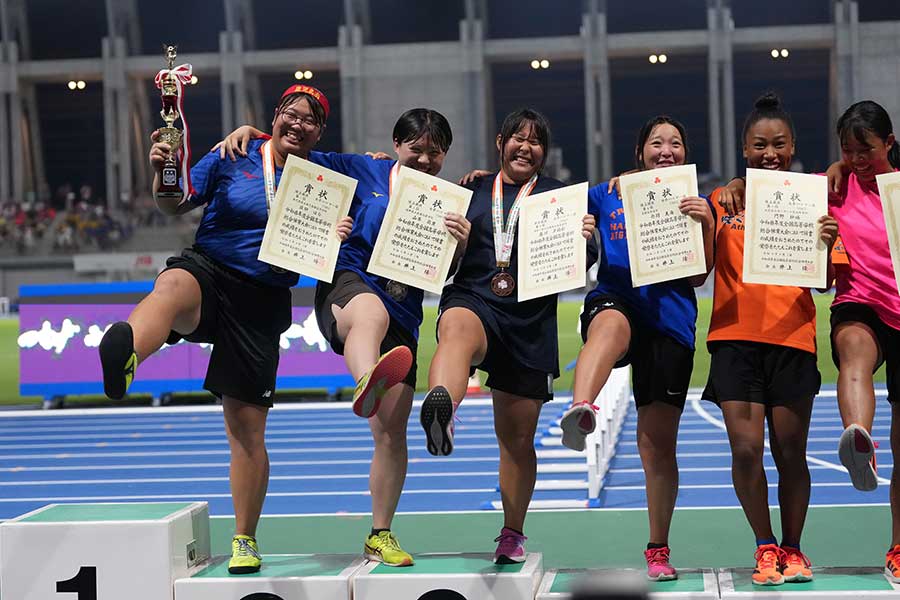 表彰式でポーズを取る坂口（左から1人目）【写真：井上学】
