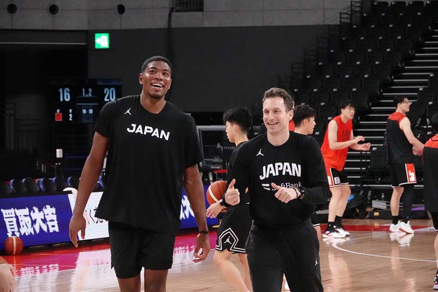 韓国戦前日練習で八村塁と談笑するライアン・リッチマンアシスタントコーチ(右)【写真:鉾久真大】