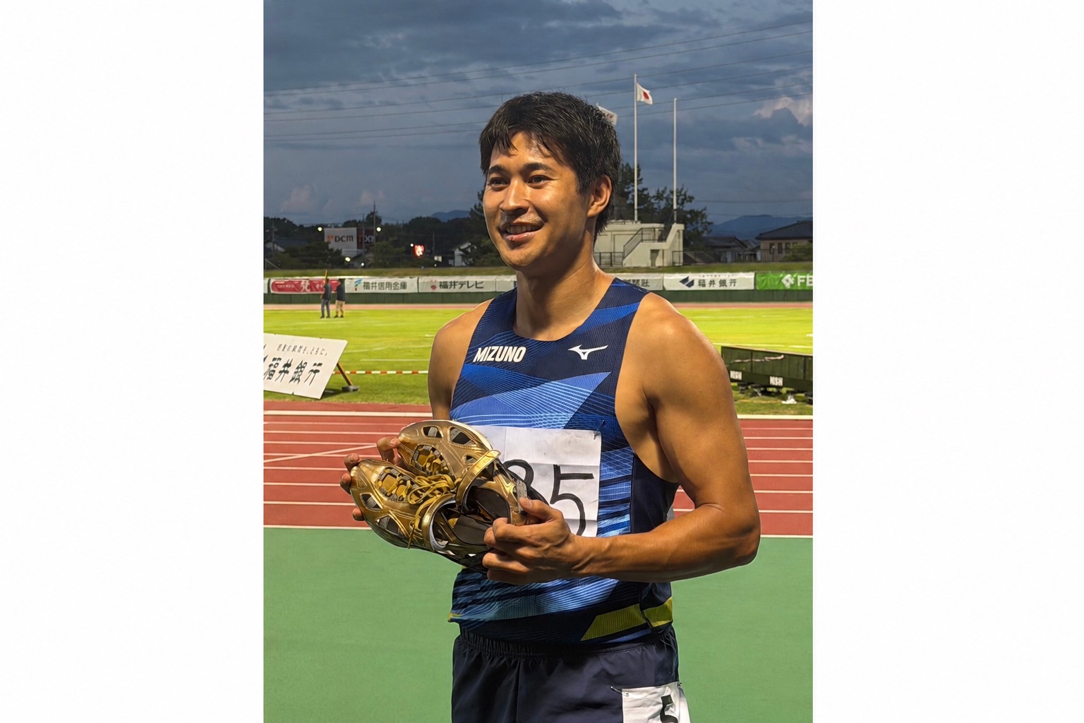 ゴールドスパイクを手にポーズを取る飯塚翔太【写真:編集部】