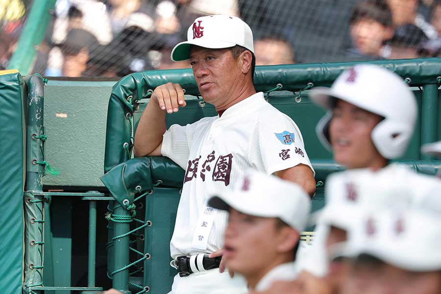 日南学園の金川豪一郎監督【写真:スポーツ報知/アフロ】