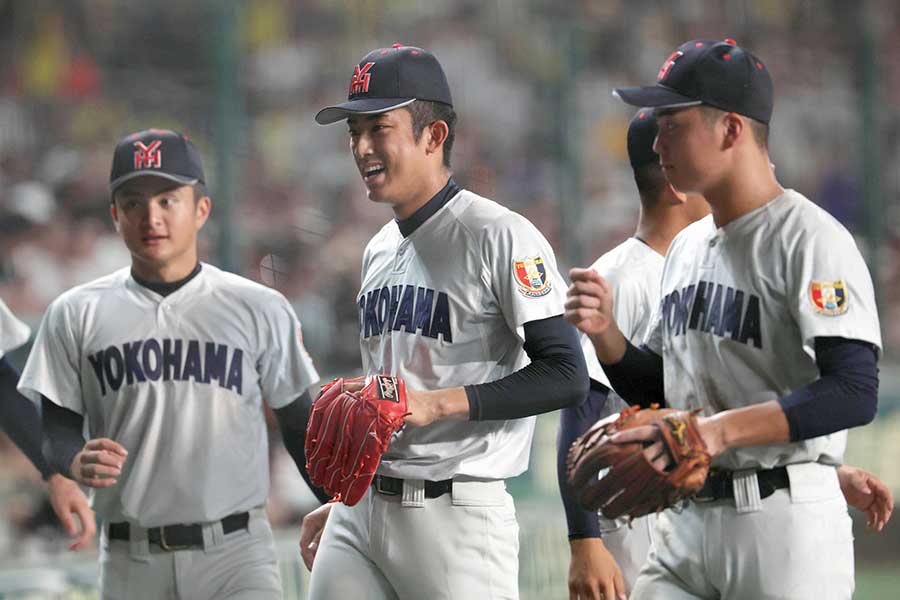 日南学園戦で登板した横浜・織田翔希（中央）【写真：スポーツ報知/アフロ】