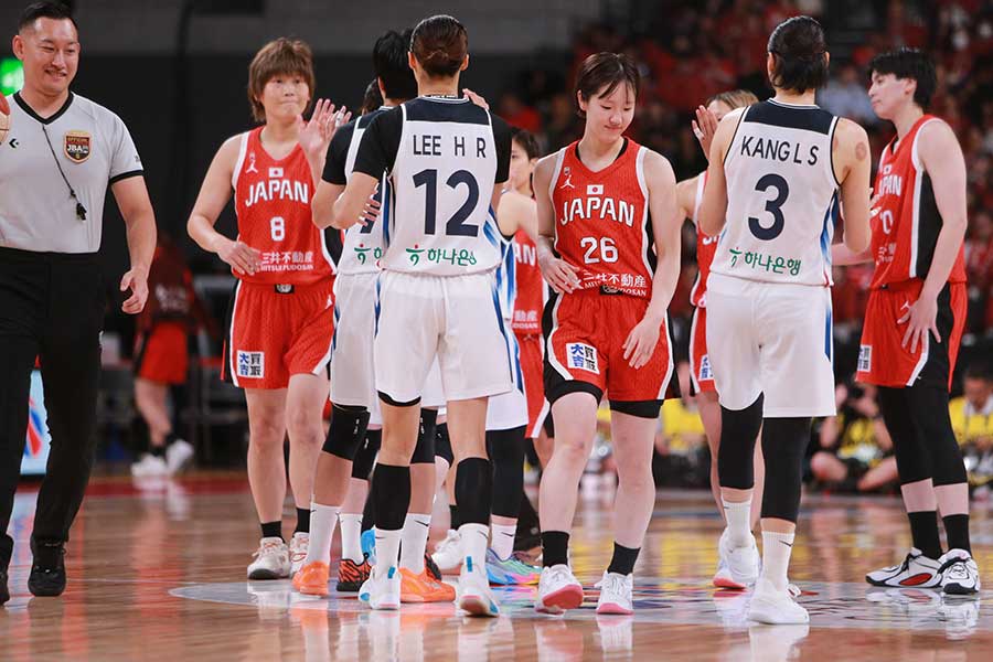 試合前に健闘を誓い合う日韓の代表選手。日韓戦という重さは全くない【写真：羽鳥慶太】