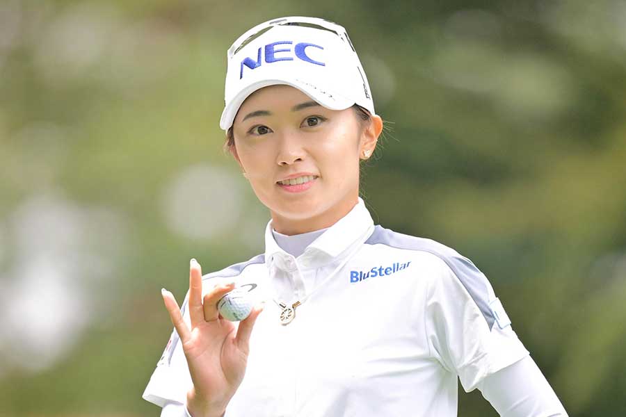 9番でバーディーを奪い笑顔を見せる安田祐香【写真:スポーツ報知/アフロ】