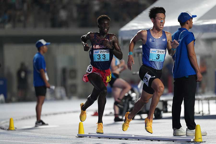 男子5000mで吉田星(右)としのぎを削り合ったビリス【写真:井上学】