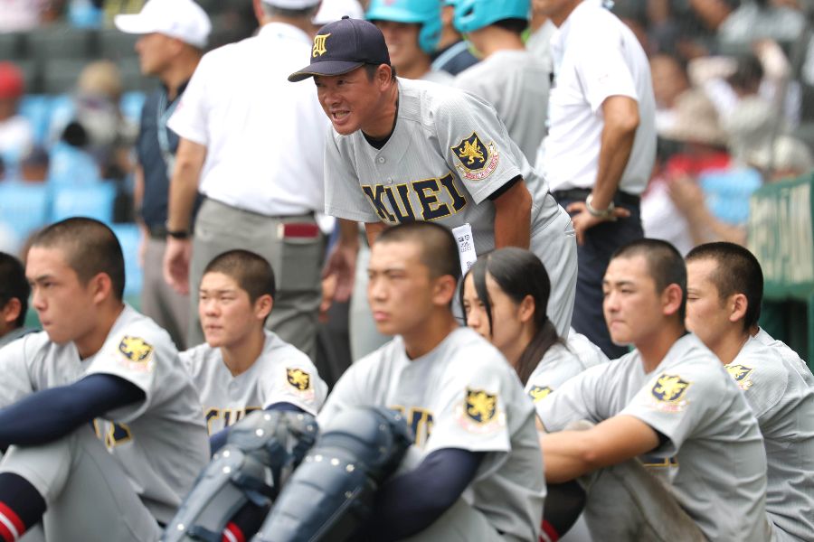 選手と話す仙台育英の須江監督【 写真:スポーツ報知/アフロ】