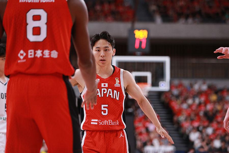 河村勇輝（5番）と八村の共闘は日本では初めてとなった【写真：羽鳥慶太】