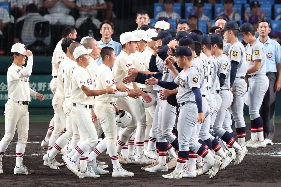 挨拶する仙台育英(右)と拓大紅陵【写真:スポーツ報知/アフロ】