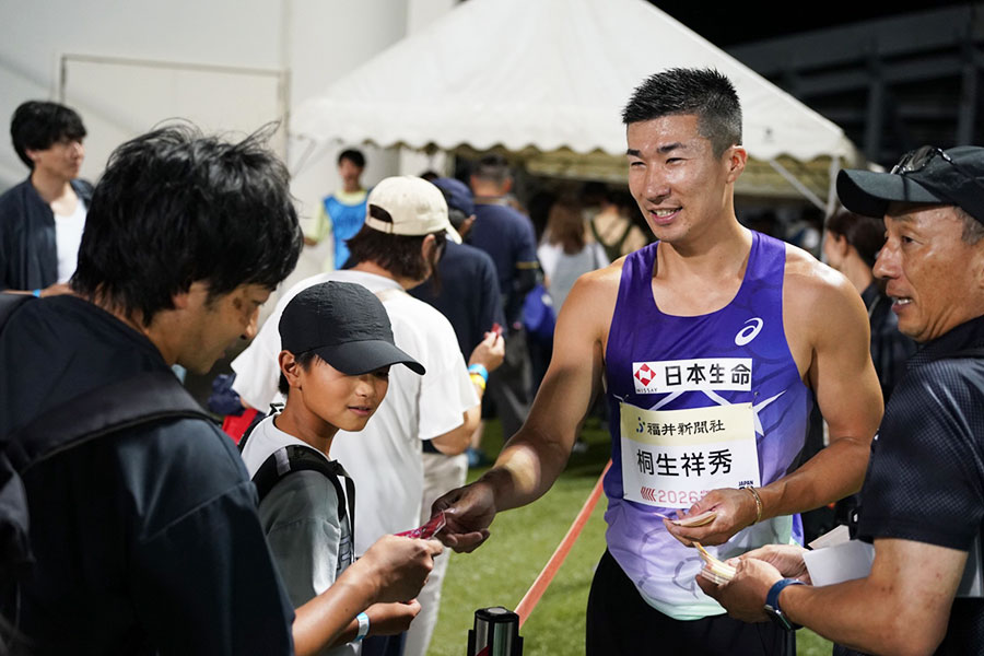 レース後にファン対応を行った桐生祥秀(中央右)【写真:澤田直人】