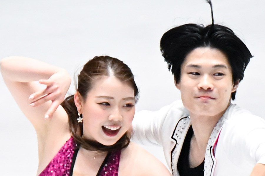 紀平梨花（左）、西山真瑚組【写真：中戸川知世】