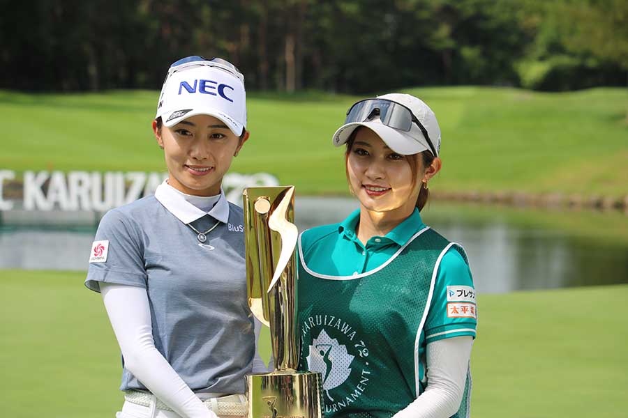 姉とも撮影した安田【写真：柳田通斉】