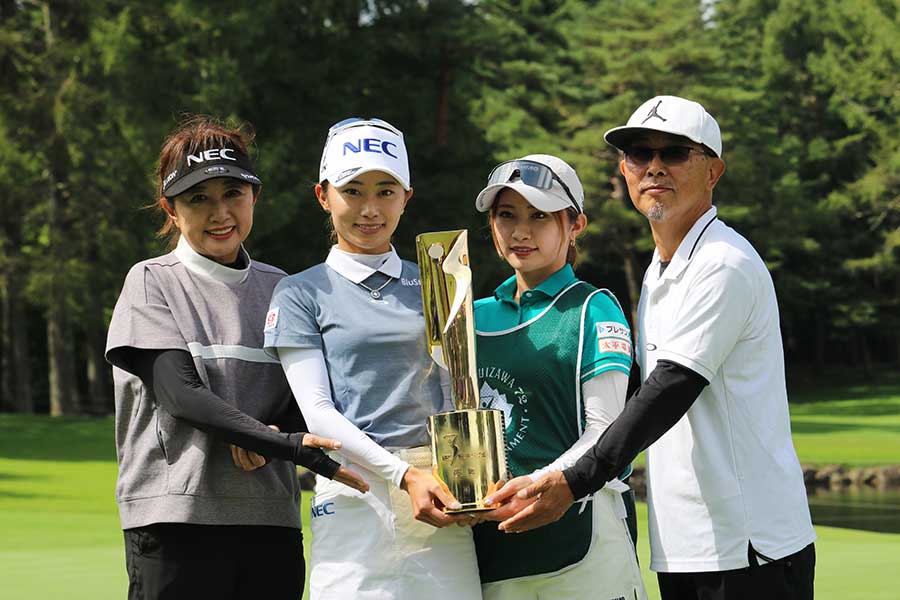 NEC軽井沢72ゴルフトーナメントで優勝した安田祐香（左から2番目）【写真：柳田通斉】