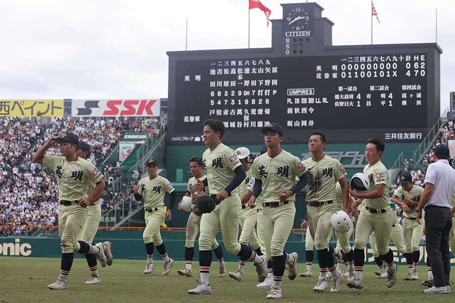 花巻東に敗れ肩を落とす英明ナイン【写真：産経新聞社】