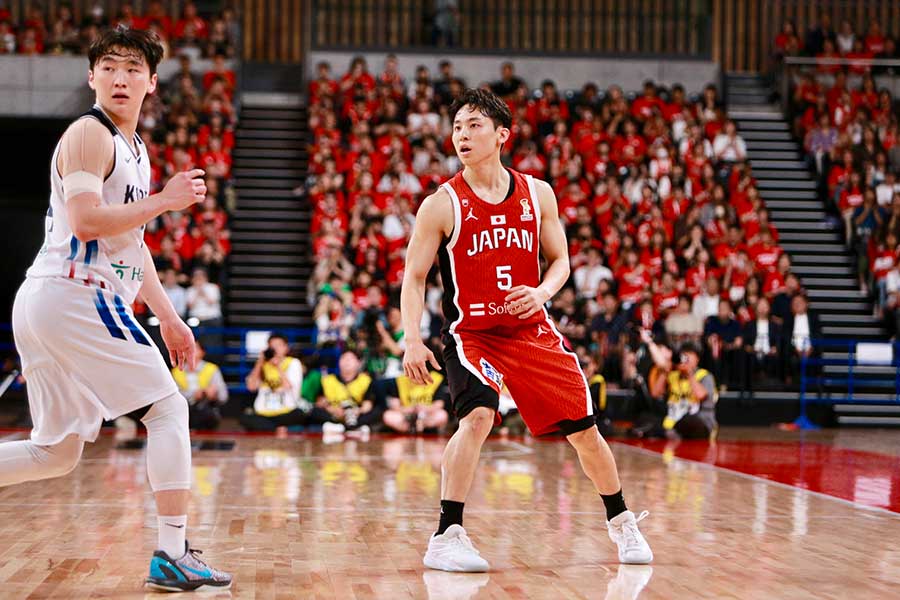河村(右)のプレーに驚いたムン・ユヒョン【写真:羽鳥慶太】