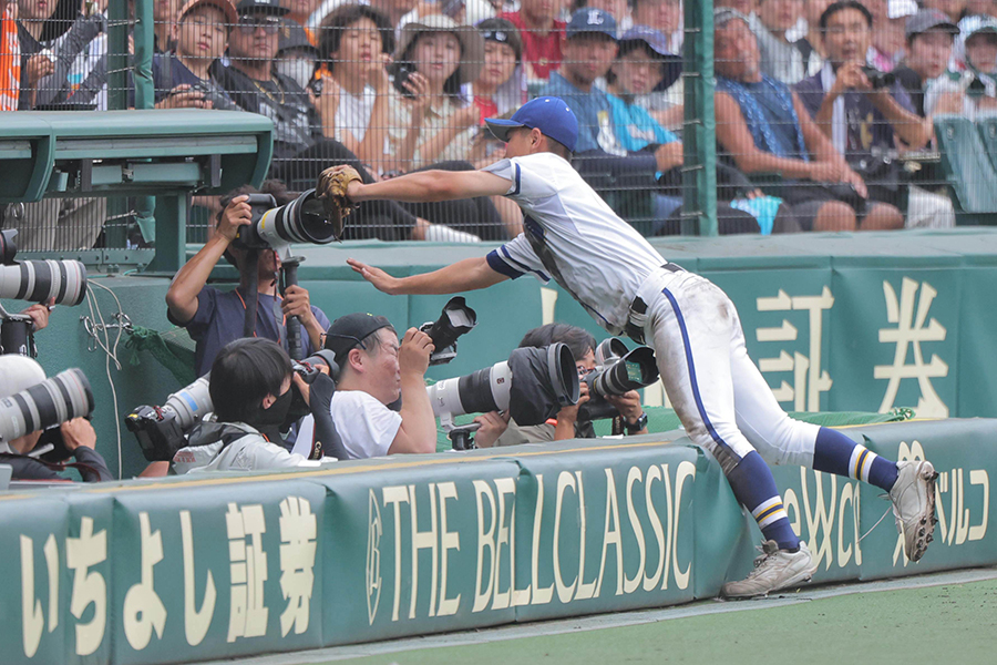 守備でカメラマン席に落下した霞ケ浦の村上聖【写真：スポーツ報知/アフロ】