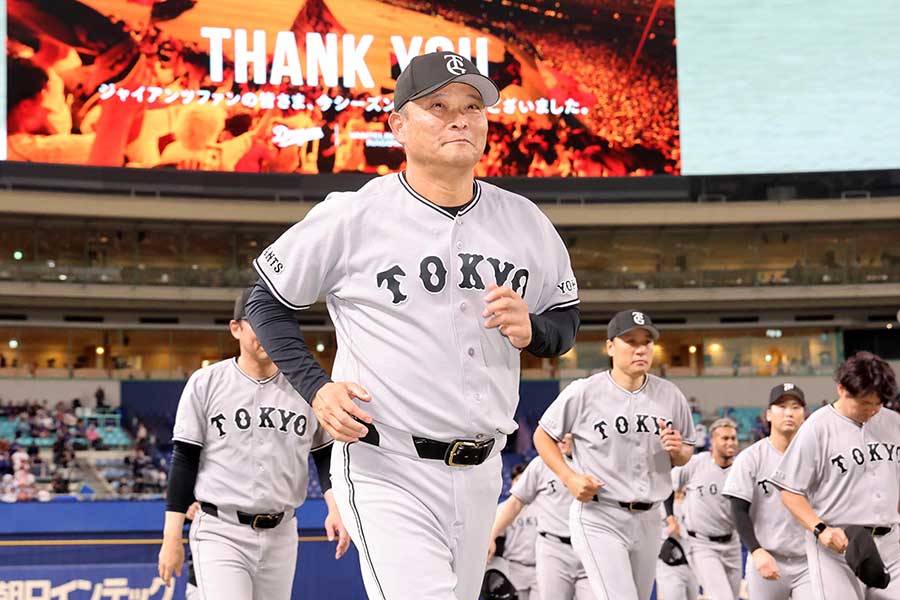 16日、バンテリンドームで行われた中日とのデーゲームを指揮した巨人の橋上監督代行【写真:産経新聞社】