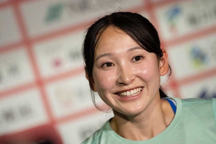 レース後の取材で笑みを浮かべる壹岐【写真：奥井隆史】