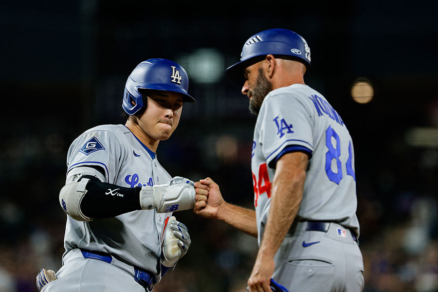 本塁打を放ったドジャースの大谷翔平(左)【写真:ロイター】