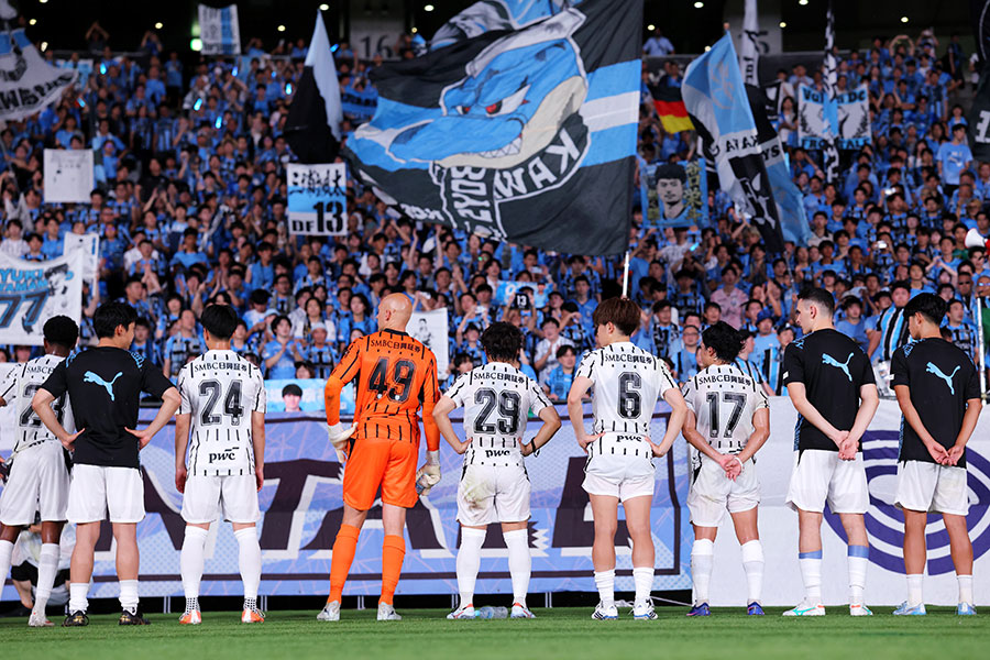 川崎フロンターレの試合の始球式で女優のシュートフォームが話題となった【写真：西村尚己/アフロスポーツ】