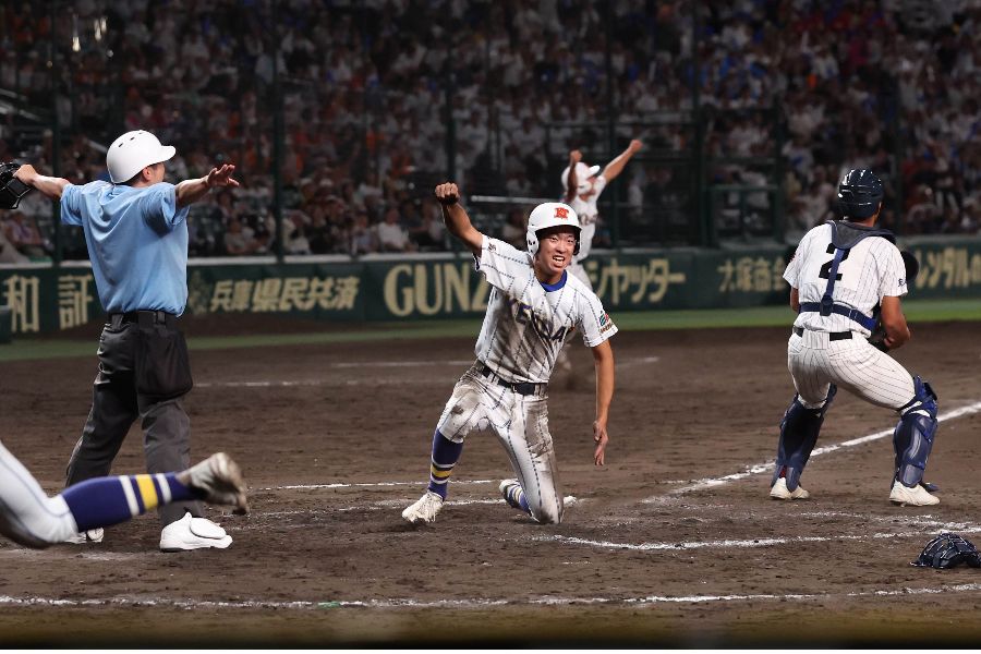 サヨナラ勝ちした健大高崎【写真：スポーツ報知/アフロ】