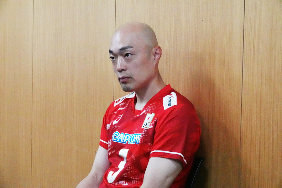 取材に応じた深津英臣【写真:鉾久真大】