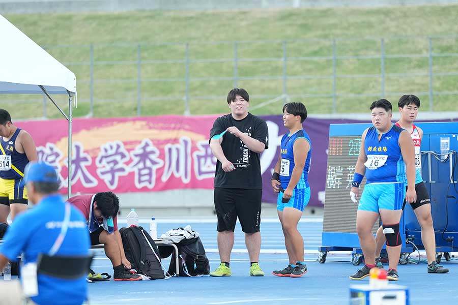 聞こえない耳に引け目を感じ、かつては「ずっと無言でした」という【写真:井上学】