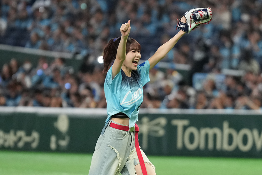 セレモニアルピッチに登場した「ME:I」のTSUZUMI【写真：球団提供】