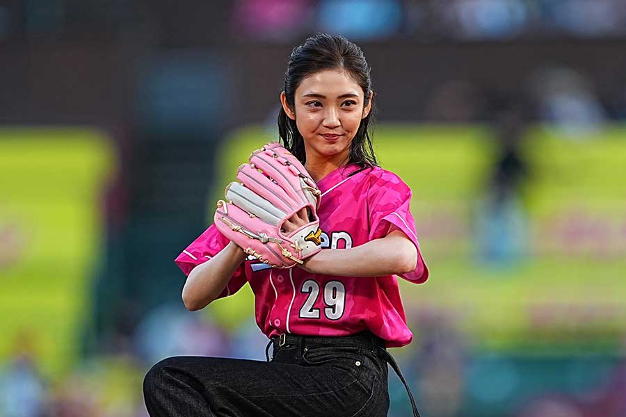 始球式を行った山谷花純【写真:産経新聞社】