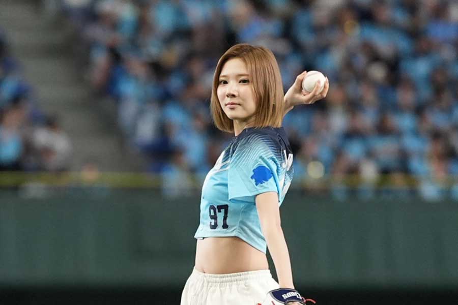 ファーストピッチセレモニーに登板したジウ【写真:(C)SEIBU Lions】