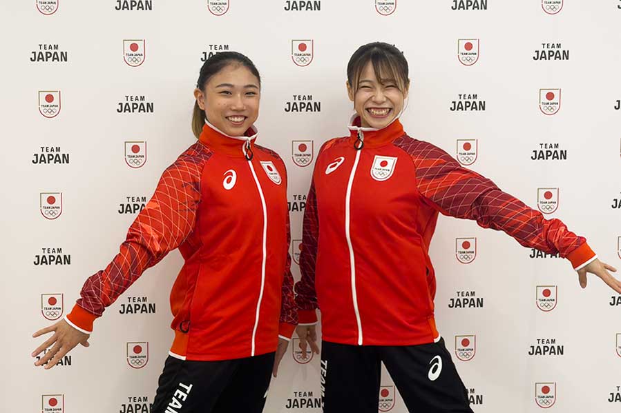 笑顔を見せる体操女子の岸里奈(左)と杉原愛子【写真:上田悠太】