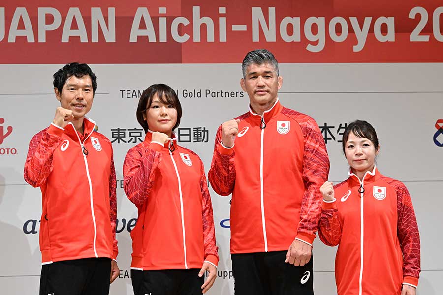 左から、水鳥寿思副団長、藤波朱理、井上康生団長、三宅宏実副団長【写真：徳原隆元】