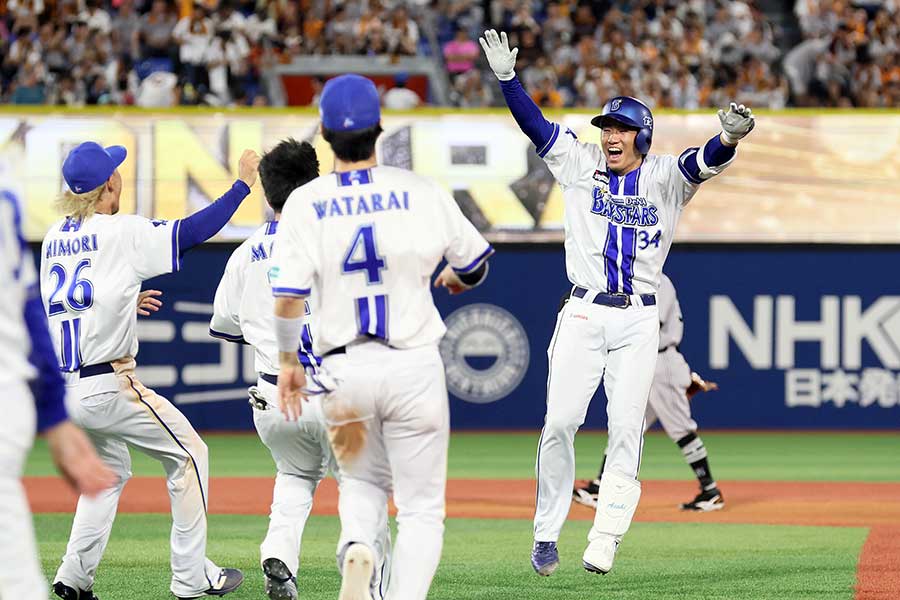 巨人にサヨナラ勝利をおさめたDeNA【写真:産経新聞社】