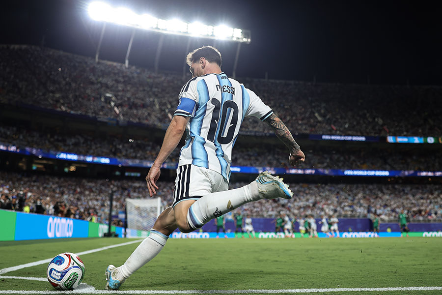 W杯でパントリング氏が撮ったメッシのCK。撮影の体勢がSNS上でバズった【写真:2282134072,Alex Pantling,GettyImages】