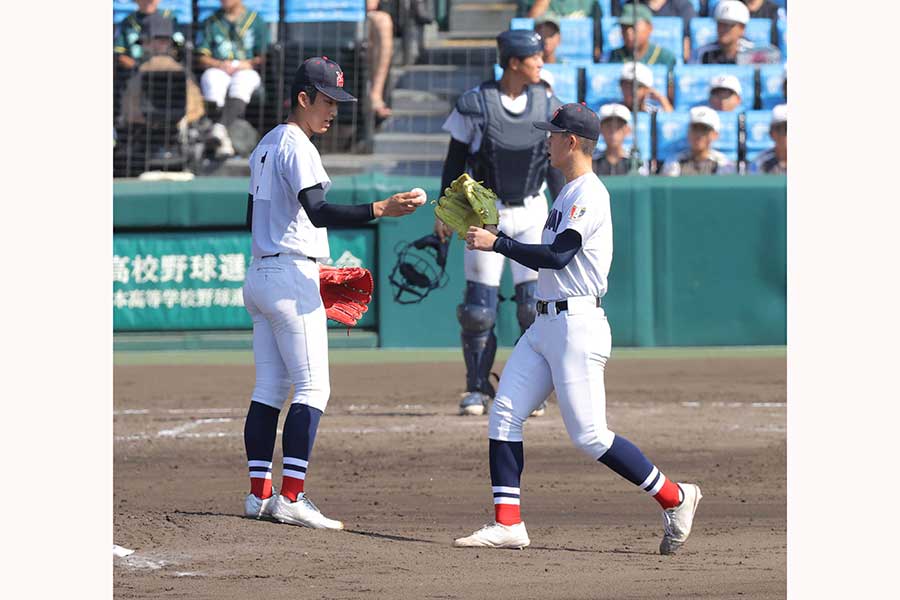 横浜エースの織田翔希(左)【写真:スポーツ報知/アフロ】