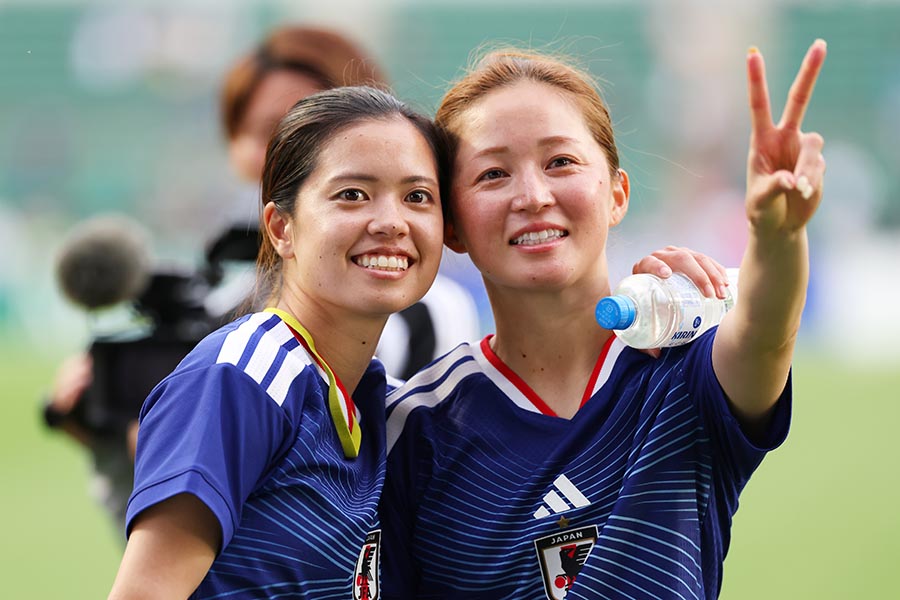 サッカー日本女子代表の長谷川唯(左)と清水梨紗【写真:森田直樹/アフロスポーツ】