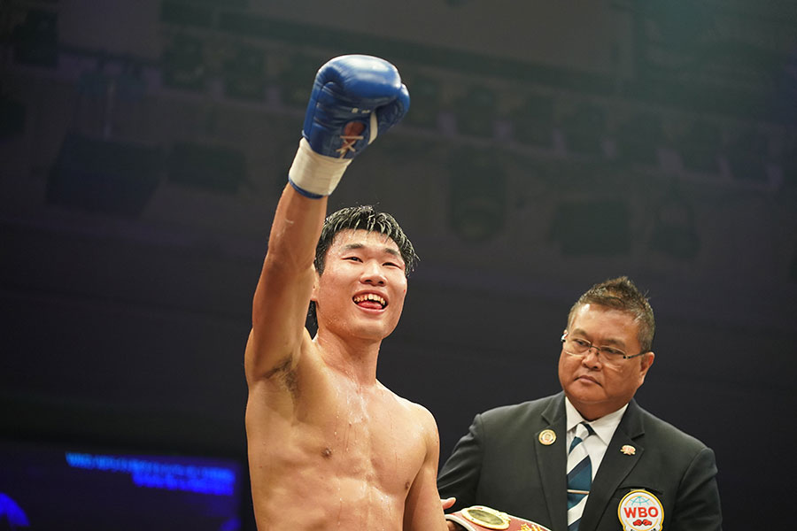 勝利を収め、拳を突き上げた高橋麗斗（左）【写真：澤田直人】