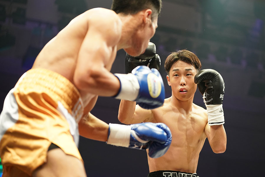 エルソン・トリニダード（左）に勝利した北野武郎【写真：澤田直人】