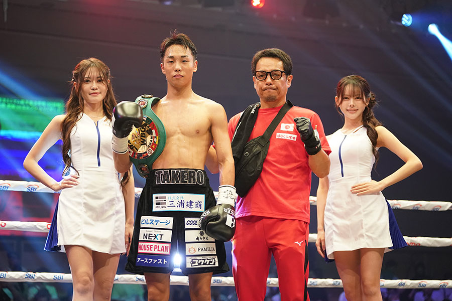 東洋太平洋王者のベルトを獲得した北野（左から2人目）と父・良トレーナー（同3人目）【写真：澤田直人】