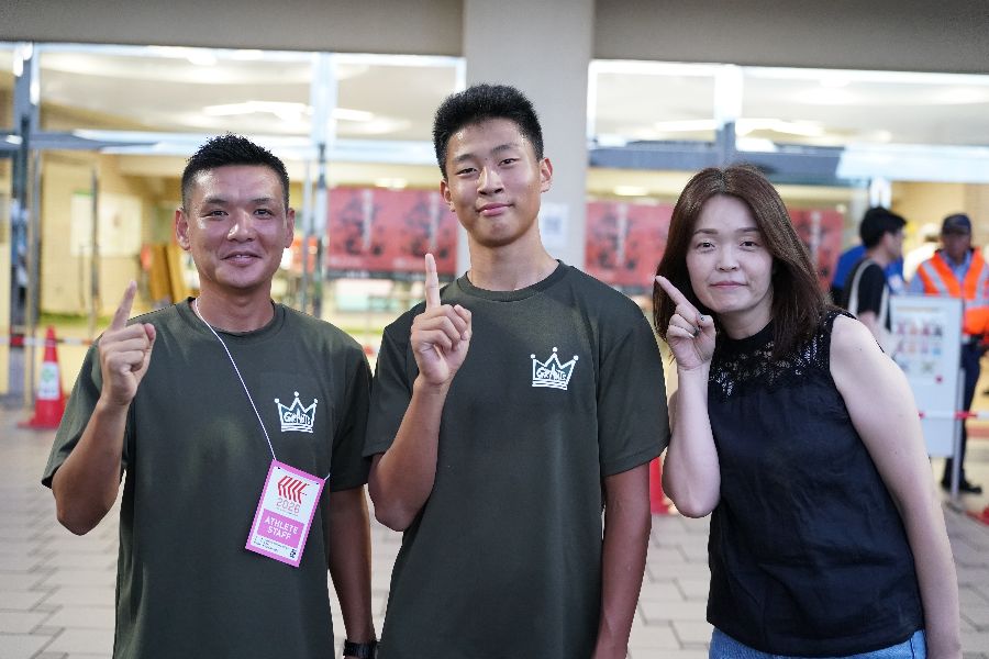 左から「GRANTS」の西口大樹監督、宇田、母の広美さん【写真:澤田直人】