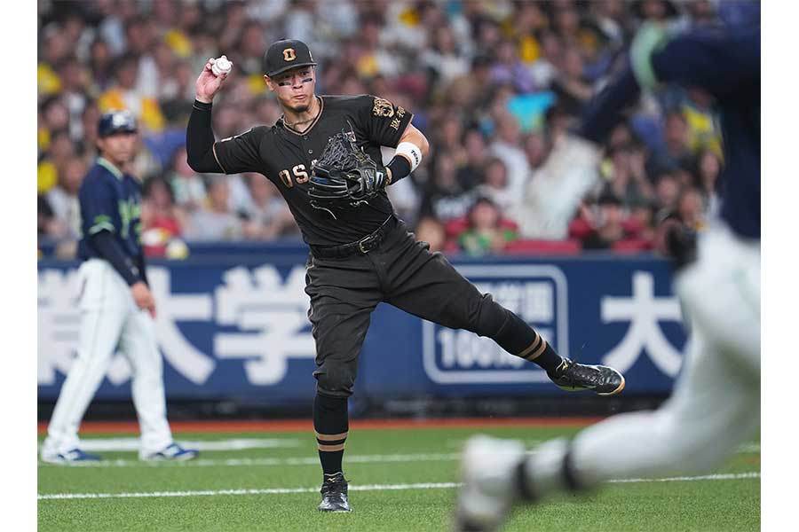 ヤクルト戦で一塁へ送球する佐藤輝明【写真：産経新聞社】