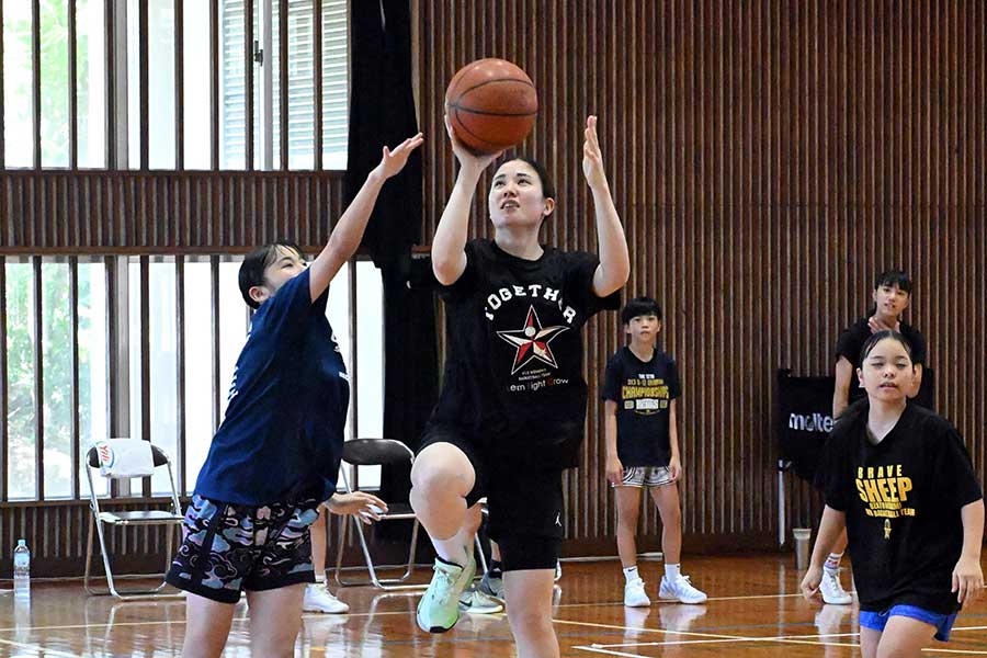 沖縄のクラブチームの練習に混ざって体を動かす砂川夏輝【写真:長嶺真輝】