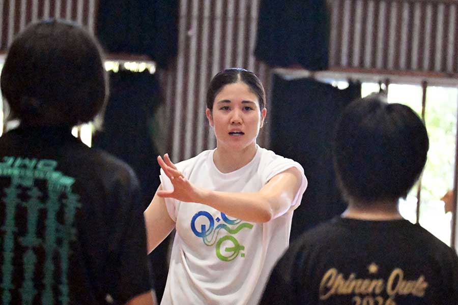 沖縄の子どもたちにアドバイスを送る砂川夏輝【写真：長嶺真輝】