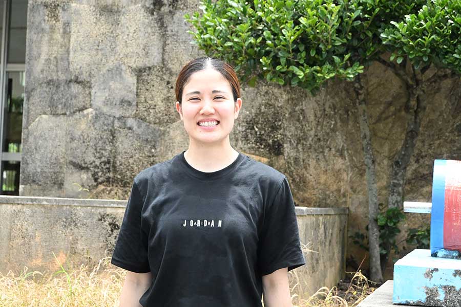 地元沖縄に戻り、リラックスした表情を浮かべる砂川夏輝【写真：長嶺真輝】