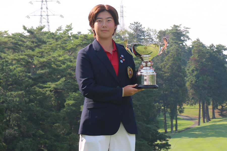優勝カップを手に微笑む後藤あい【写真：柳田通斉】