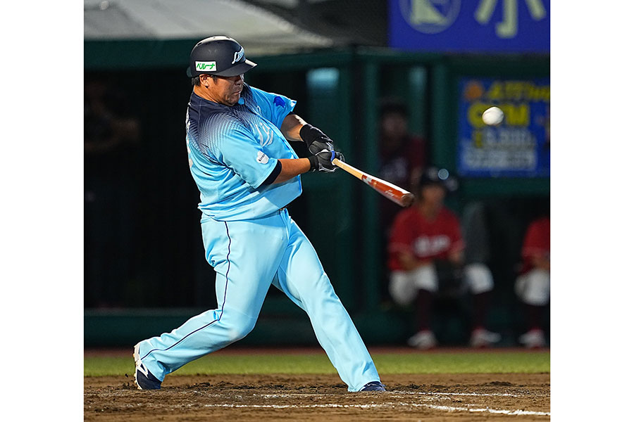 勝ち越し満塁本塁打を放つ西武・中村剛也【写真:産経新聞社】