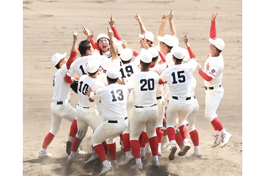 優勝を決め喜ぶ智弁和歌山ナイン【写真：産経新聞社】