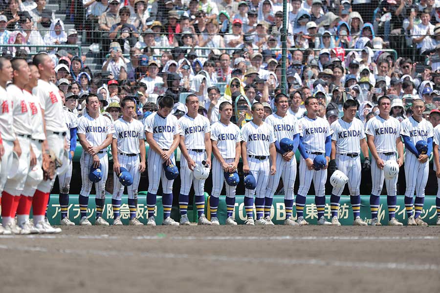 甲子園で決勝を戦った智弁和歌山と健大高崎(奥)【 写真:スポーツ報知/アフロ】