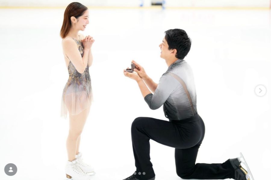木原龍一さん（右）から指輪を贈られる三浦璃来さん（画像は三浦さんのインスタグラムより）