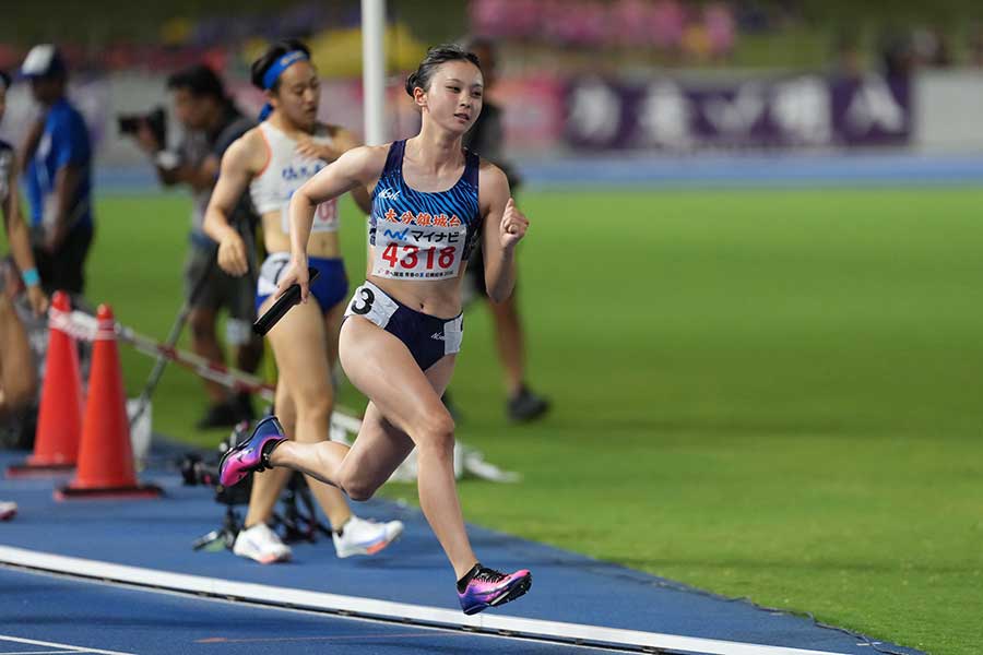 大会直前の体調不良を乗り越え、女子4×400メートルリレーのアンカーとして走った望月あおい【写真：井上学】
